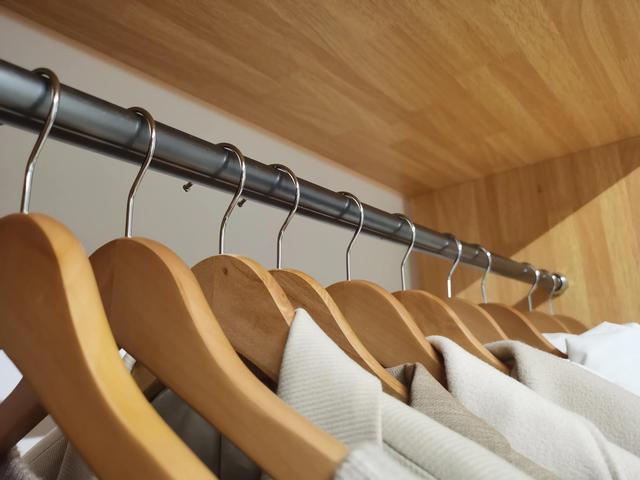 装被子用收纳袋好还是收纳箱好，装被子的收纳袋什么材质的好（再多衣服都不愁）