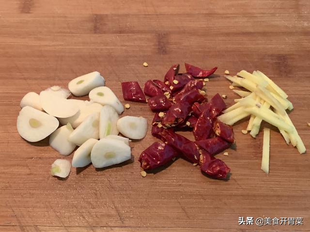炖白菜的家常做法，猪蹄炖白菜的家常做法（大白菜这样炖特好吃）
