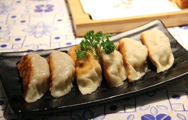 冰冻饺子怎么煎，要提前蒸熟或煮熟吗