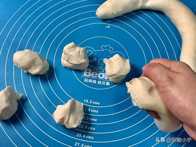 烙薄饼怎么和面烙出来软的，怎么和面烙出的饼柔软（春饼轻薄柔软不发粘）