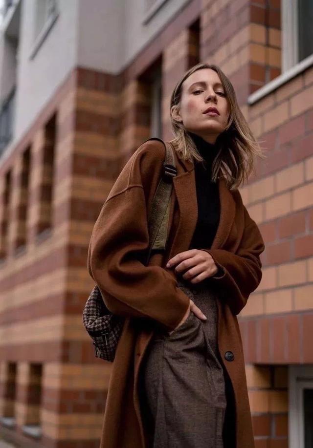 咖啡色是什么颜色,浅咖啡色配什么颜色好看(女人过了40岁别总想装嫩)