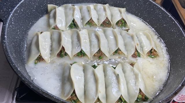 锅贴的正确煎法，锅贴怎么煎又脆又香（用淀粉水和面粉水都不对）