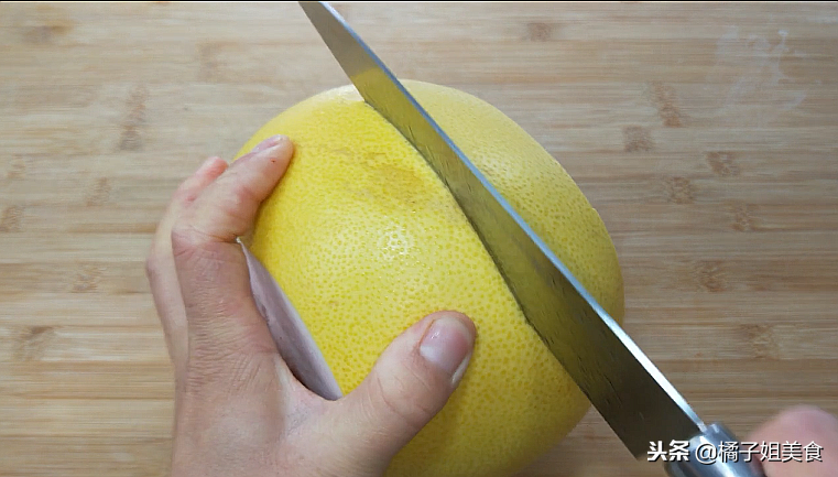 图片[3]-“剥柚子”的方法 只需一个技巧 剥着简单吃着方便-起舞食谱网