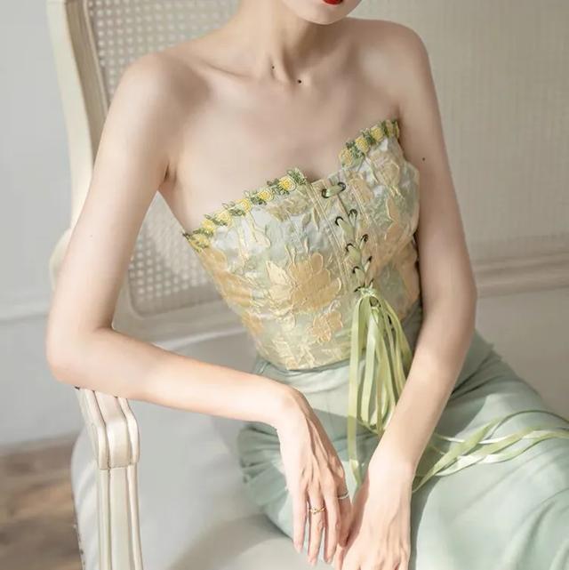 性感头像女生个性头像，女生性感头像／部位头像／“感动代替不了感情，念旧也回不到曾经” ​微信（部位头像丨一厢情愿，愿赌服输）