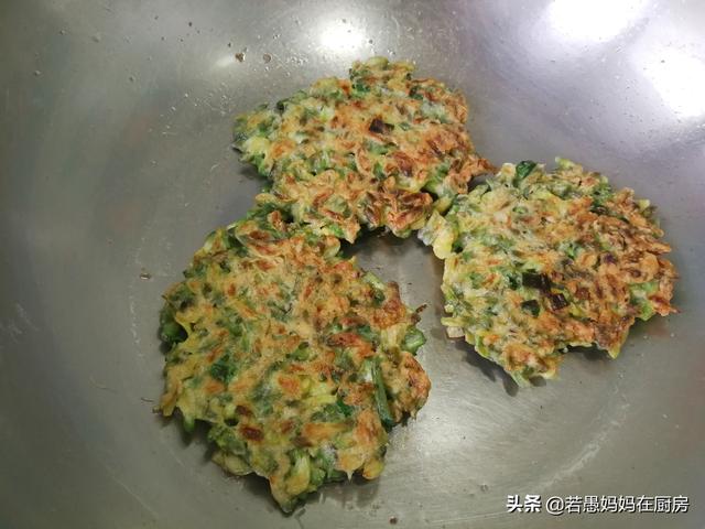 煎槐花饼的简易做法，煎槐花饼的做法大全（这种野菜农村人舍不得吃）