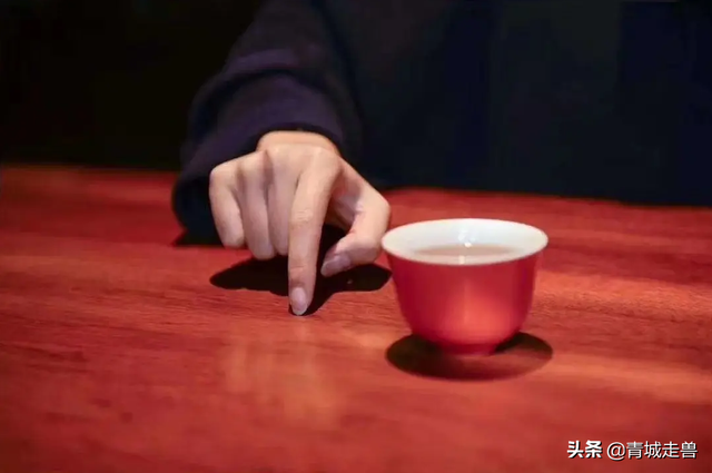 叩手礼手势图，叩手礼正确手势（倒茶时：对方敲桌子你也跟着敲）