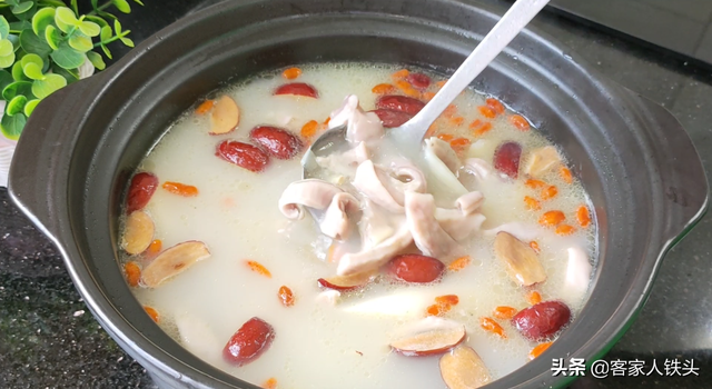 猪肚最简单的煲汤，汤色奶白营养味美