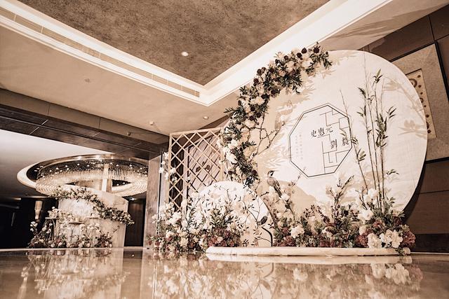 订婚穿什么衣服，订婚时穿什么衣服比较好（订婚这些事你知道吗）