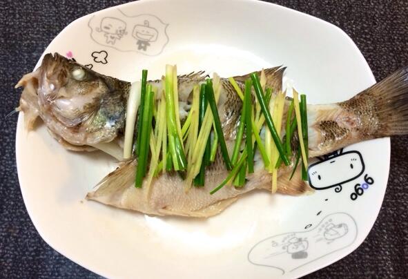 图片[5]-【清蒸鲈鱼】做法步骤图 千万别少了这步 否则腥味重 鱼肉散烂-起舞食谱网