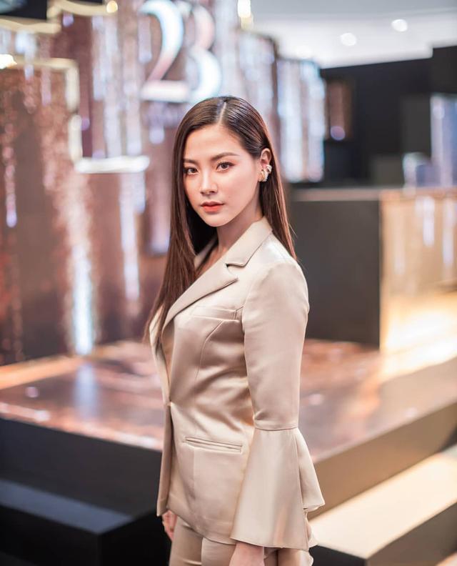 泰国小水扮演者，泰国小水扮演者叫啥（27岁泰星平采娜穿西装变御姐）