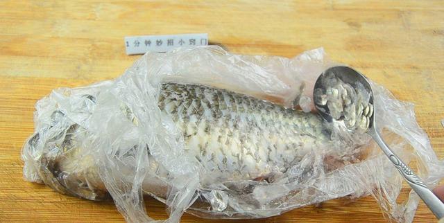 怎么杀鲫鱼去鱼鳞，杀鱼怎样去鱼鳞（简单又实用去鱼鳞的方法）