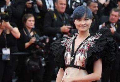 李宇春嫁78岁外国富翁婚礼，李宇春结婚（老头身份曝光后，网友惊呼）