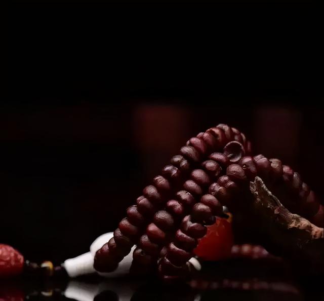 鬼脸菩提有什么寓意简短，鬼脸菩提有什么寓意简短的（但这菩提包浆效果却出奇地好）