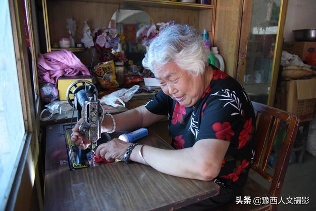 如何手工缝制香包，如何手工缝制香包视频（12块布头缝制传统香包）