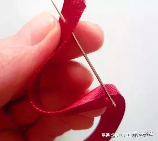 丝带玫瑰花教程，漂亮的丝带玫瑰蝴蝶结发卡（缝制精致好看的玫瑰丝带绣）