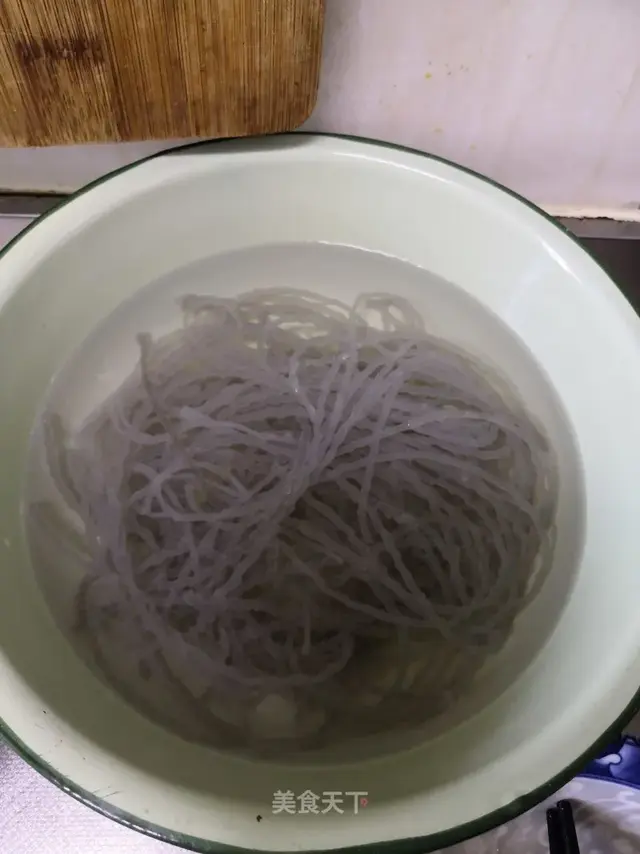 酸菜排骨炖粉条，酸菜排骨炖粉条的做法（口感酸爽很是下饭）