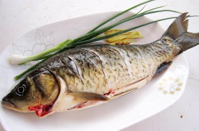 清蒸鲫鱼要蒸多久，清蒸鲫鱼一般蒸多久（做到这点肉质更鲜嫩肥美）