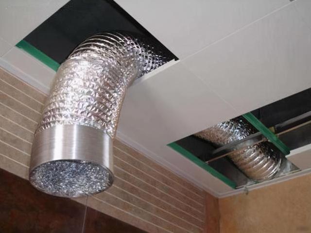 别人一做饭我家满是油烟味，别人一做饭我家满是油烟味物业管吗（楼上私自改公共烟道）