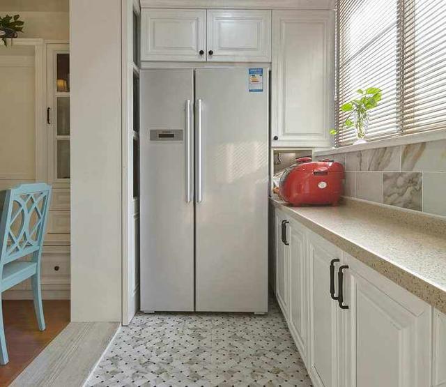 冰箱可以放阳台吗，冰箱放在阳台风水好吗（邻居买了双开门冰箱）