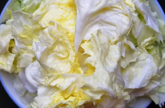 莲白怎么炒，莲白怎么炒素炒好吃（年夜饭中不可缺少的家常菜《手撕莲白》）