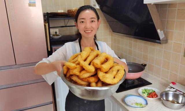油条怎么样才能炸又酥又脆，用泡打粉和小苏打都不对