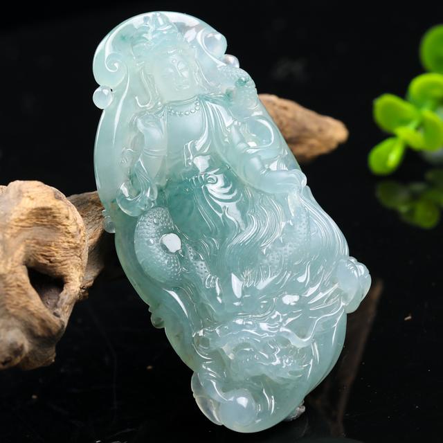 翡翠的鉴别方法水泡，翡翠的鉴别方法水泡法（翡翠泡进水里竟然出现气泡）