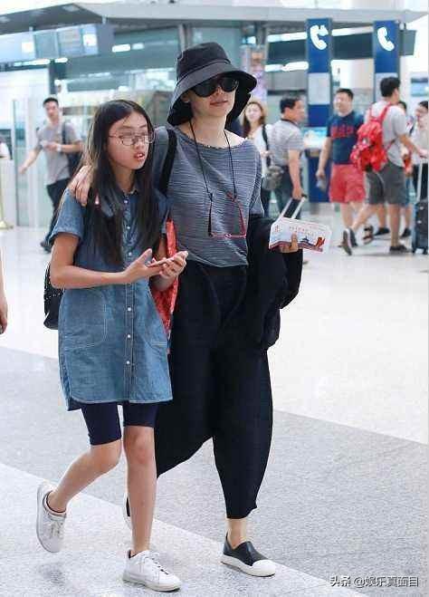 冯小刚徐帆15岁养女近照曝光，长相引网友注意：女大十八变