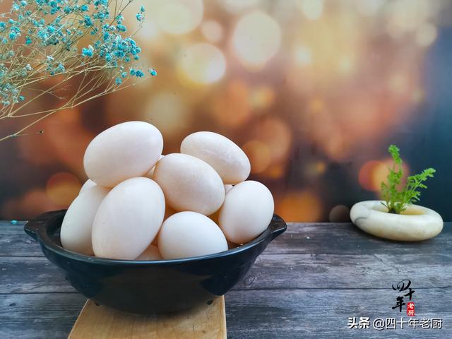 怎样做盐蛋又不咸又有油，怎样做盐蛋又不咸又有油味（干腌法不加1滴水）