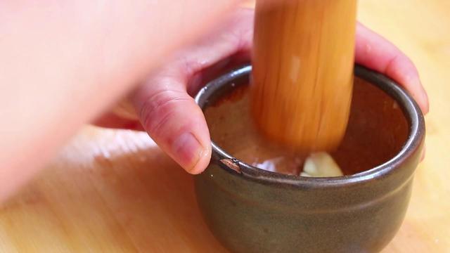 拌凉粉怎么配料才好吃，怎样拌凉粉好吃又简单（凉拌凉粉这样做太好吃）
