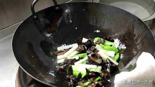 山药怎么炒才好吃，山药炒什么好吃（大厨教你做山药炒木耳）