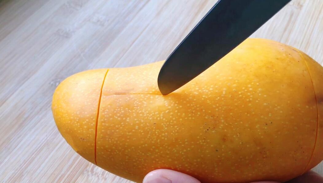 图片[4]-3种切芒果的方法 优雅吃光一个大芒果-起舞食谱网