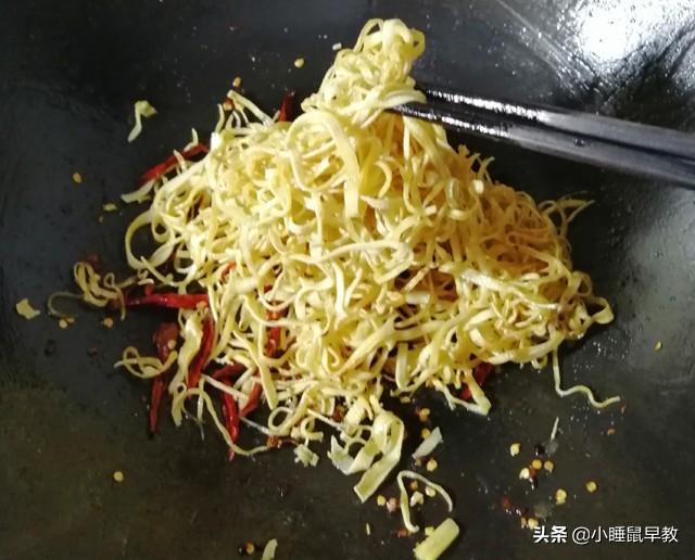 干豆腐丝怎么炒，葱油干豆腐怎么做（家常炒豆腐丝）