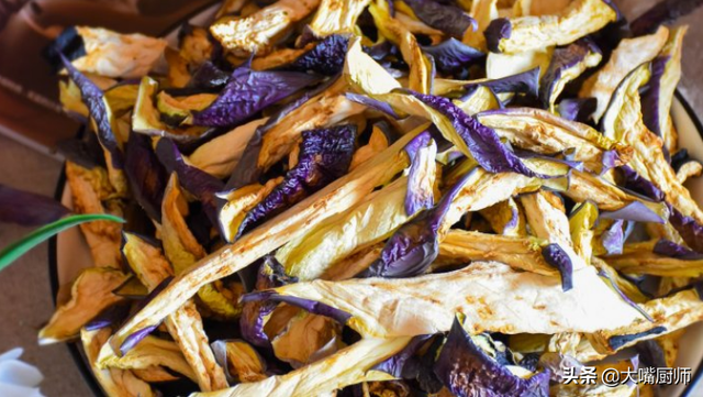 茄子干怎么晒，茄子干怎么晒好吃（夏天买点茄子晒干）