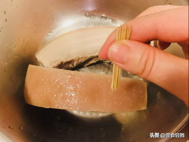 虎皮扣肉制作教学，扣肉色泽金黄起泡出虎皮