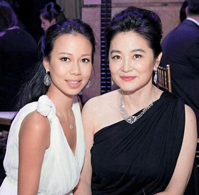 林青霞继女登封面，秦祥林林青霞（林青霞继女罕见露面）