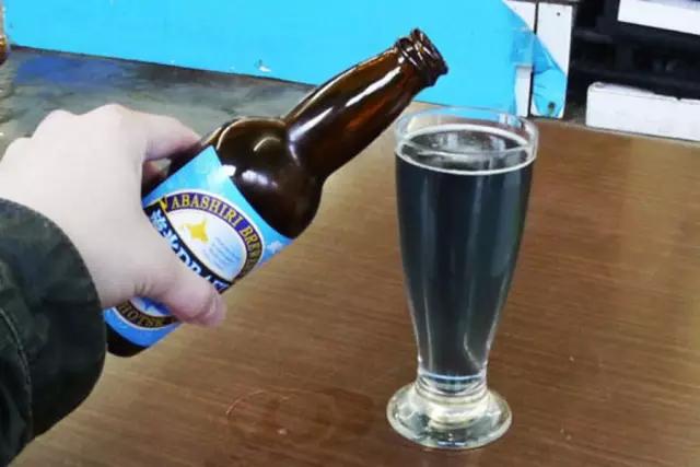 黄啤和白啤的区别是什么，黄啤和白啤黑啤的区别是什么（白啤、黄啤、红啤、黑啤、蓝啤和绿啤有什么区别）