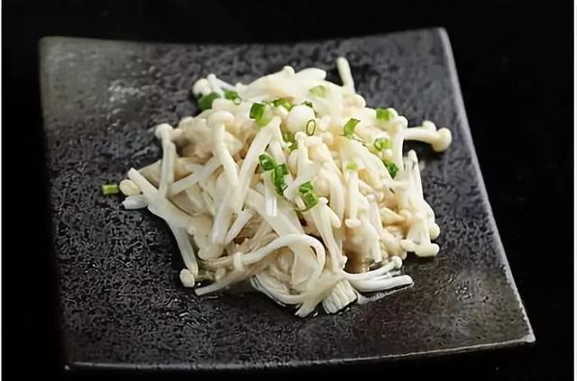 金针菇什么情况下有毒，金针菇怎么会有毒（金针菇和金针菜是一个东西吗）