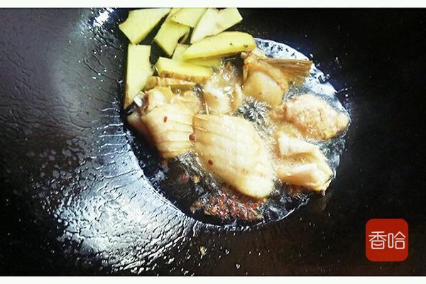 酸菜鱼火锅怎么做，酸菜火锅鱼怎么做好吃（这样做家庭版麻辣酸菜鱼火锅）