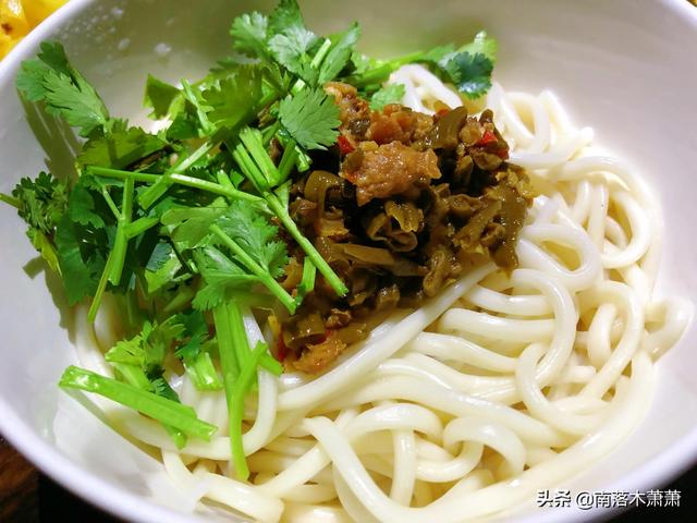 酱炒韭菜鸡蛋的家常做法，大酱韭菜炒鸡蛋的做法（家常小炒：韭菜炒鸡蛋的做法）