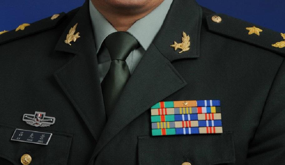 五排资历章,中间土黄色的级别略章有一颗亮金色的星徽,标配是少将军衔