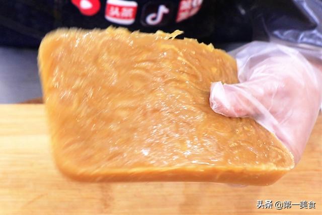 皮冻怎么做，做猪皮冻怎么做（过年做猪皮冻，牢记“2不用”）