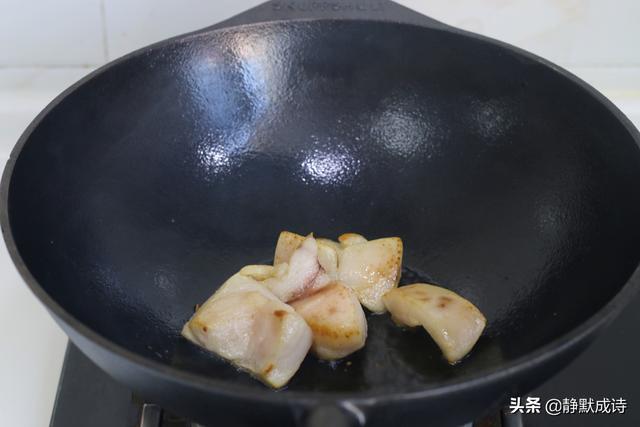 铸铁锅的正确开锅方法，铸铁锅正确的开锅方法（拿到直接用是大错特错）