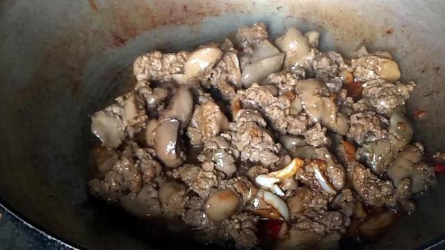 爆炒鸡肝的家常做法，爆炒鸡肝的家常做法视频（大厨教你青椒炒鸡肝的家常做法）