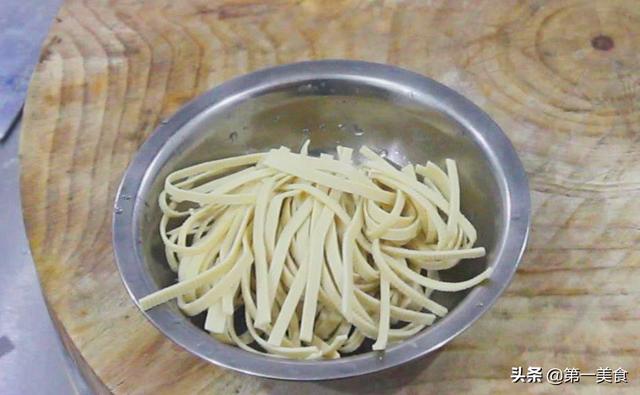韭菜炒千张丝怎么炒，韭菜花炒千张肉丝（厨师长教你用韭菜凉拌千张）