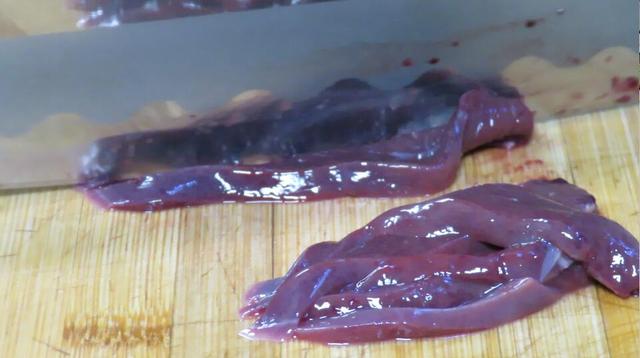 辣椒炒猪肝怎么炒好吃，猪肝炒辣椒怎样炒（直接下锅炒就大错特错了）