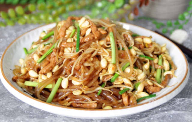 干粉条要泡多久，干粉条要泡多久可以吃（粉条不要泡软就炒）