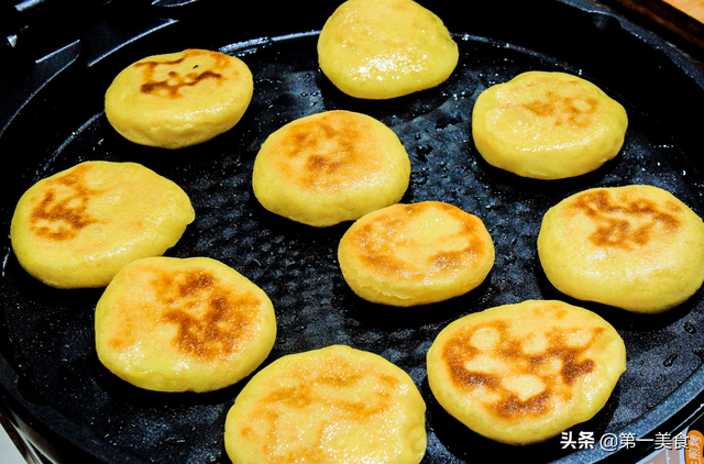 电饼铛玉米面饼 家常图片