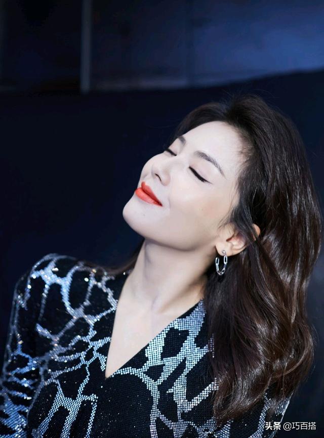 豹纹连衣裙怎么搭配好看，豹纹连衣裙怎么搭配好看女（黑白款豹纹连衣裙竟然穿出小女人感觉）
