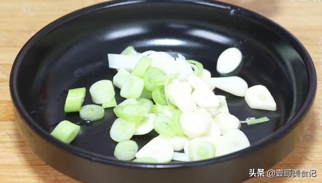 炒西兰花的家常做法，清炒西兰花怎么做好吃（西兰花怎么炒才好吃）