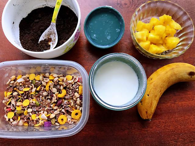 怎么自制老酸奶，自制老酸奶简单步骤（在家也能做出浓稠拉丝的老酸奶）